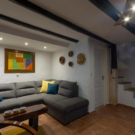 Holiday home Authentic Istrian Stazione With Pool Cabrunici