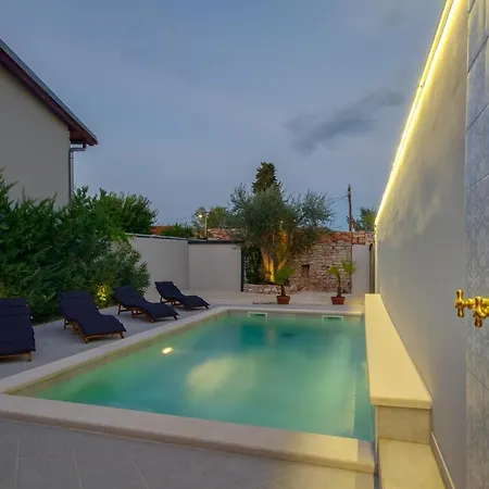 Authentic Istrian Stazione With Pool Čabrunići