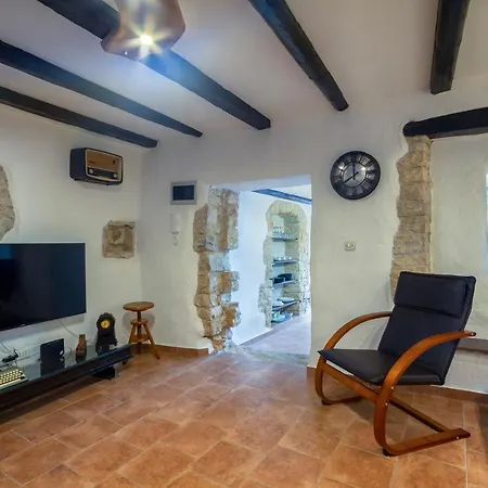 Authentic Istrian Stazione With Pool Cabrunici